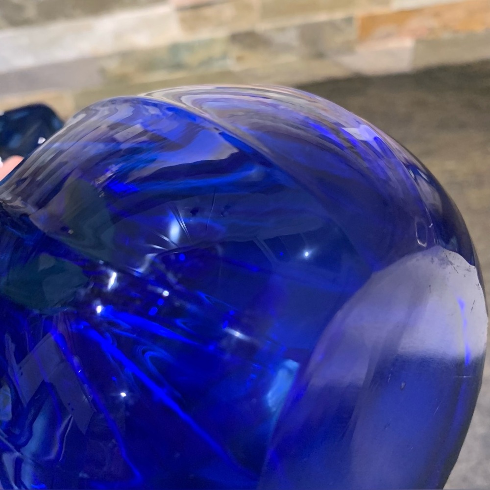 VINTAGE | Blue Glass Ruffle Vase - Picture 5 of 7